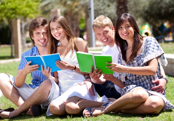 Nach dem Abitur studieren oder bewerben? Nach dem Abitur studieren oder bewerben?